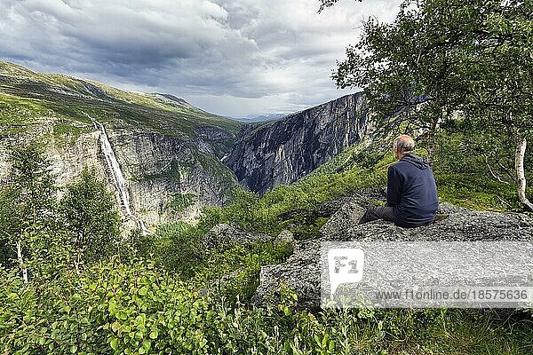 Tourist genießt Aussicht  Bergblick auf Aurstaupet Wasserfall  beeindruckende Landschaftsroute Aursjøvegen  Aursjovegen  Nesset  Eikesdalen  Molde  Møre og Romsdal  Vestland  Norwegen  Europa