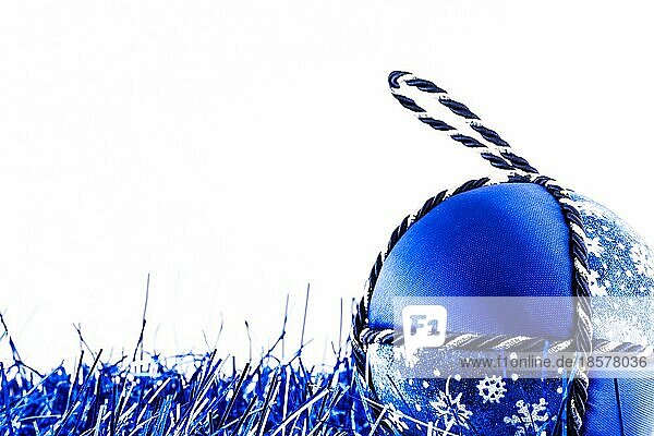 Italien. Traditionelle handgefertigte Weihnachtskugel aus weißem und blauem Stoff