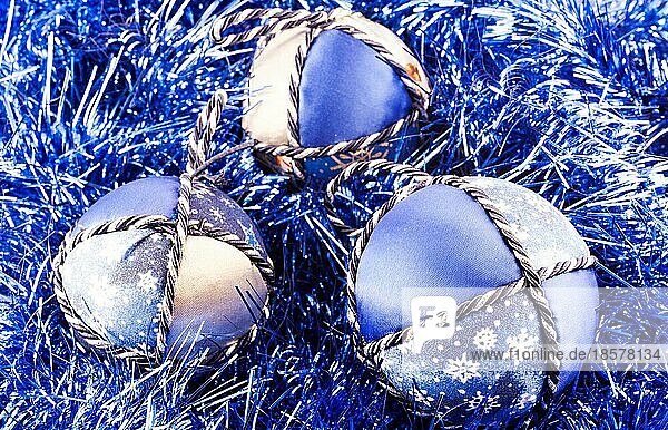 Italien. Traditionelle handgefertigte Weihnachtskugeln aus weißem und blauem Stoff