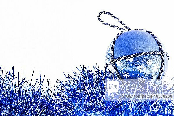 Italien. Traditionelle handgefertigte Weihnachtskugel aus weißem und blauem Stoff