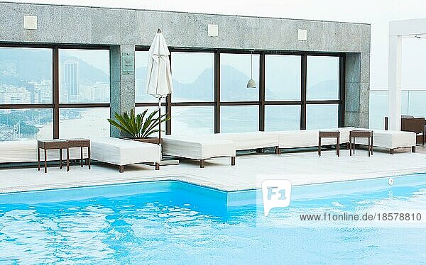 Luxuriöses Spa mit herrlichem Schwimmbad an einem sonnigen Tag
