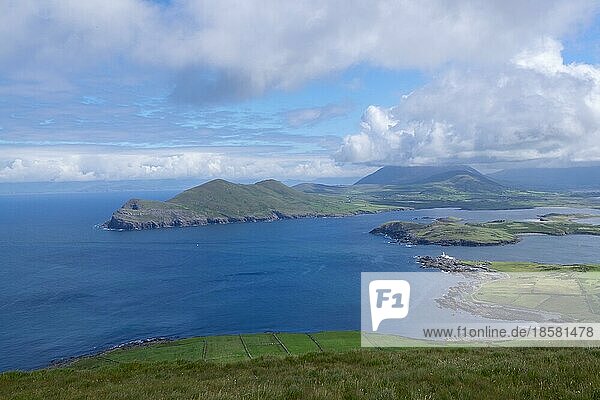 Aussicht über Küste und Meer  Aussichtspunkt am Geokaun mountain  Valentia Island  County Kerry  Irland  Europa