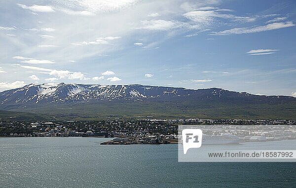 Blick auf Akureyri am Eyjafjöröur Fjord im Norden von Island