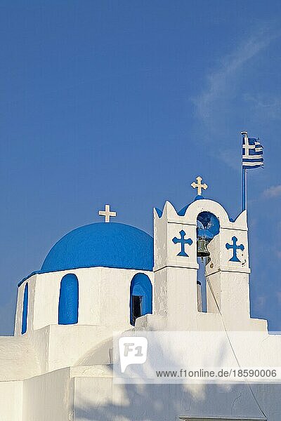 Kuppel und Glockenturm einer Kirche in Parikia  Paros  Kykladen  Griechenland  Europa