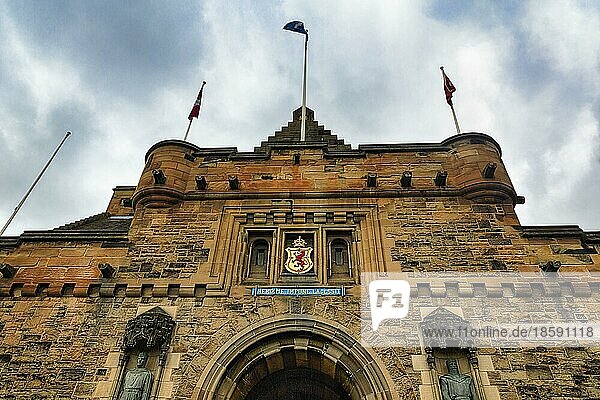 Edinburgh Castle  Eingangstor mit königlichem Wappen und Inschrift  Niemand reizt mich ungestraft  Detailaufnahme  Edinburgh  Midlothian  Schottland  Großbritannien  Europa
