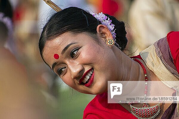 Guwahati  Assam  Indien. 14. April 2023. Junge Frauen in traditionellen Mekhela Chadar führen einen Bihu Tanz auf  während sie das von der All Assam Students Union (AASU) organisierte Rongali Bihu Festival auf dem Judge Field in Guwahati  Indien am 14. April 2023 feiern