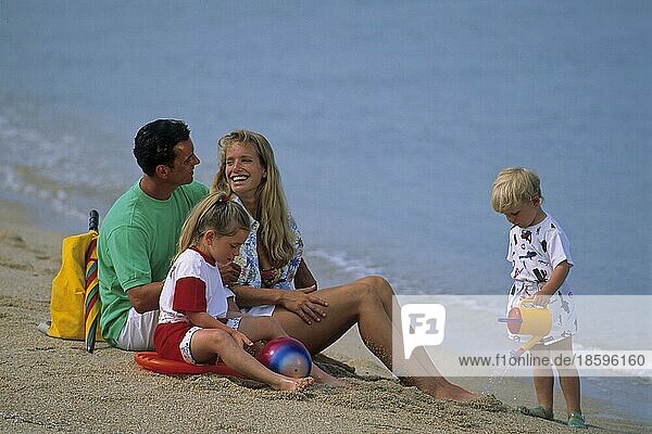 Paar mit 2 Kindern  am Strand