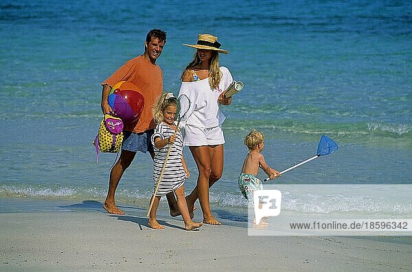 Paar mit Kindern am Strand