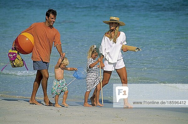 Paar mit 2 Kindern am Strand