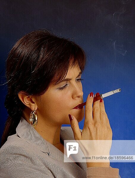 Frau raucht Zigarette mit Spitzel Mundstück