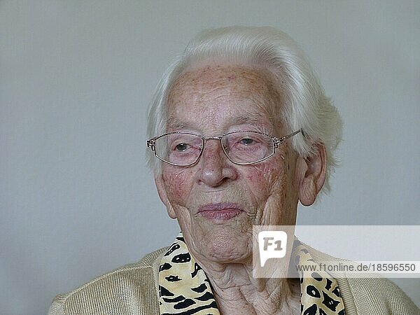 Alte Frau 95 Jahre alt  Porträt