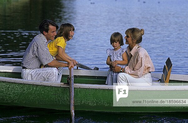Junge Familie mit 2 zwei Kindern in einem Ruderboot  Mädchen  Eltern  Mutter  Vater