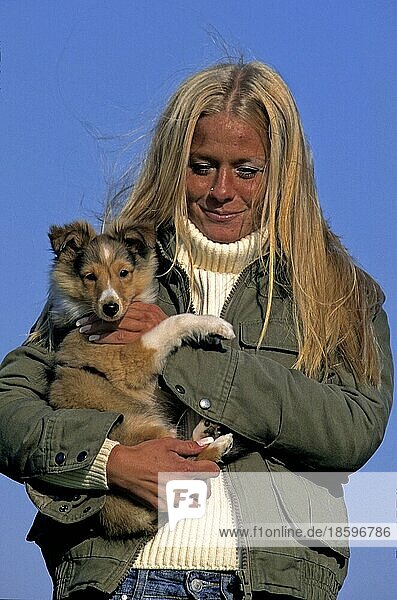 Young woman with puppy  Sheltie  Welpe Shetland Sheepdog