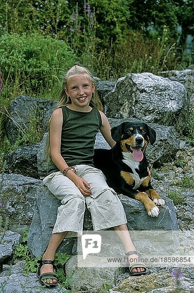Mädchen mit Entlebucher Sennehund  Girls with Entlebucher Alpine pasture dog