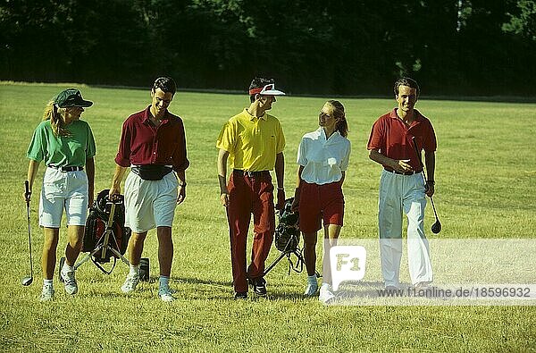 Golfspieler und Golfspielerinnen auf dem Golfplatz