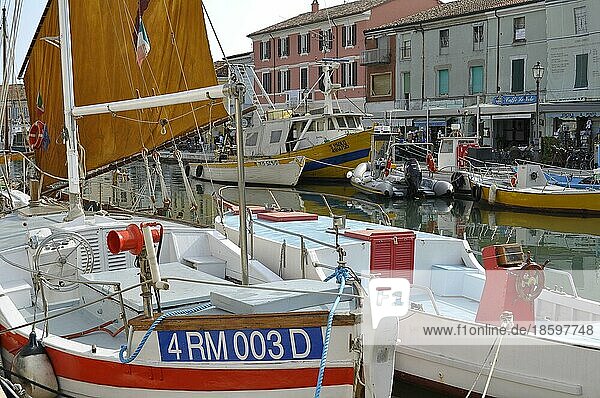 Italien  Emilia Romagna  Adria  Cesenatico  am Hafen  Kirche  Segelschiffe  Europa