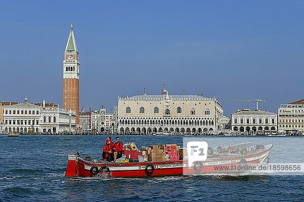 Zustellboot des Paketdiensts DPD auf dem Canal Grande vor dem Markusturm und dem Dogenpalast  Stadtteil San Marco  Venedig  Region Venetien  Italien  Europa