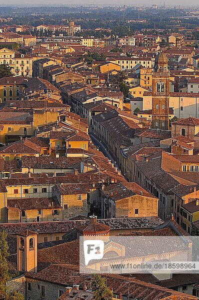 Verona  Stadt bei Sonnenuntergang  Venetien  Italien  Europa