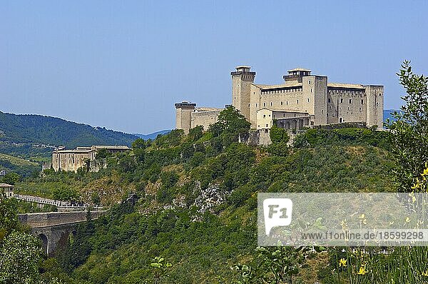 Spoleto  Schloss Albornoz  Rocca Albornoz  Päpstliche Festung  Umbrien  Ponte delle torri  Tower Bridge  Italien  Europa