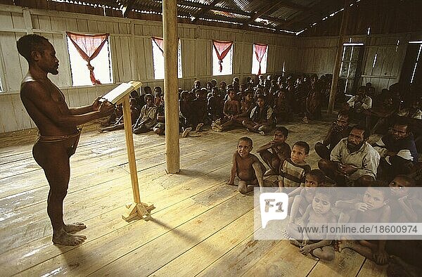 Evangelischer Yali-Pastor mit Penisköcher liest Messe  Yali-Stamm  Serkasi-Dorf  West-Papua  West-Neuguinea  Irian-Jaya  Indonesien  Asien
