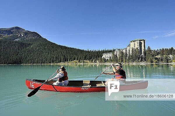 Couple in canoe  Hotel Castle Lake Louise  Lake Louise  Banff National Park  Rocky Mountains  Alberta  Canada  North America