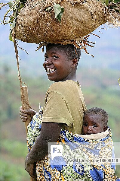 Mutter und Kind  trägt Taro-Blätter auf dem Kopf  Ruanda  Afrika