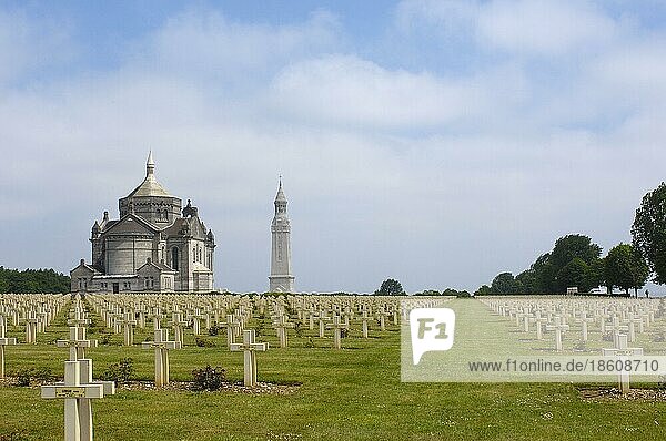 Kriegsgräber  Basilika und Denkmal  Soldatenfriedhof  Notre Dame de Lorette  Ablain-Saint-Nazaire  Pas-de-Calais  Nord-Pas-de-Calais  Frankreich  Erster Weltkrieg  1. Weltkrieg  Europa
