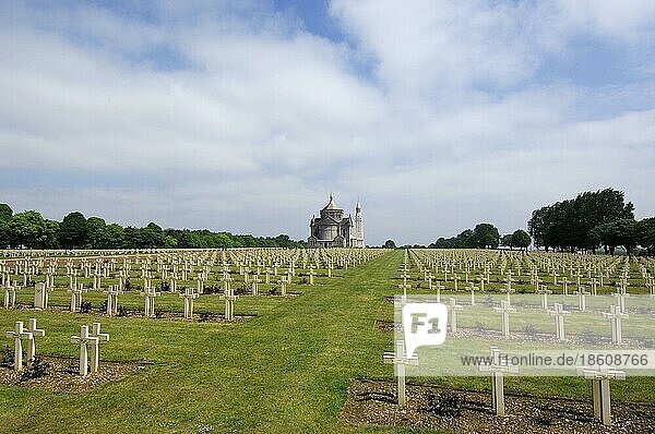 Kriegsgräber  Basilika und Denkmal  Soldatenfriedhof  Notre Dame de Lorette  Ablain-Saint-Nazaire  Pas-de-Calais  Nord-Pas-de-Calais  Frankreich  Erster Weltkrieg  1. Weltkrieg  Europa