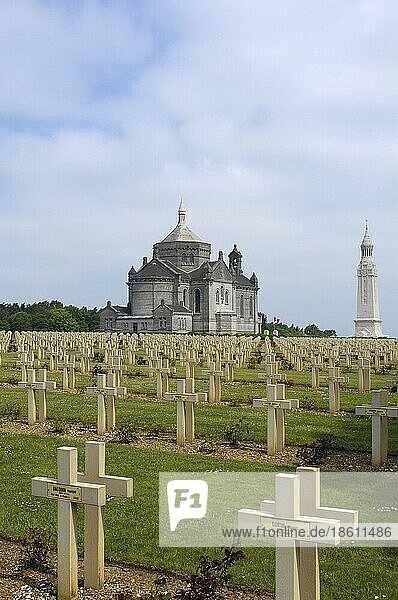 Kriegsgräber  Basilika und Denkmal  auf Soldatenfriedhof  Notre Dame de Lorette  Ablain-Saint-Nazaire  Pas-de-Calais  Nord-Pas-de-Calais  Frankreich  Erster Weltkrieg  1. Weltkrieg  Europa