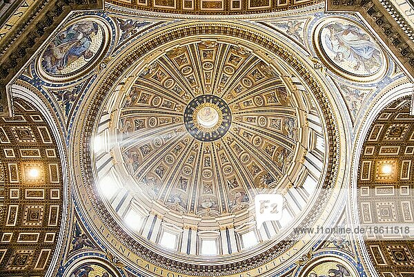 Kuppel vom Petersdom  Vatikan  Rom  Italien  Europa