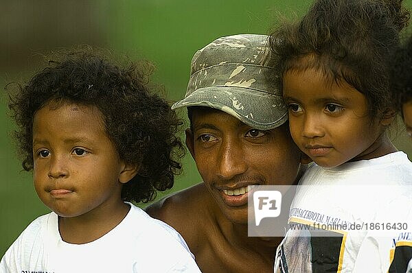 Mann und Kinder  Pantanal  Mato Grosso  Brasilien  Südamerika