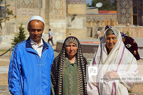 Usbekische Frauen und Mann  Samarkand  Usbekistan  Asien