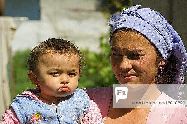 Junge Usbekin mit Kind  Buchara  Usbekistan  Asien