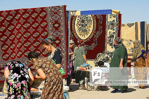 Frauen auf Teppichmarkt  Tolkutscha-Basar  Aschgabat  Turkmenistan  Asgabat  Teppiche  Asien