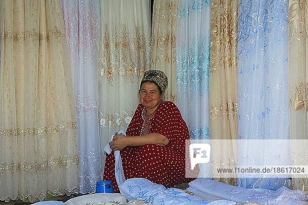 Frau auf Textilienmarkt  Tolkutscha-Basar  Aschgabat  Turkmenistan  Asgabat  Stoffe  Asien