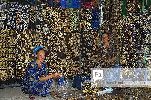 Frauen auf Textilienmarkt  Tolkutscha-Basar  Aschgabat  Turkmenistan  Asgabat  Stoffe  Asien