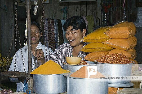 Verkäufer wiegt Gewürze  Markt  Mandalay  Burma  Myanmar  Asien