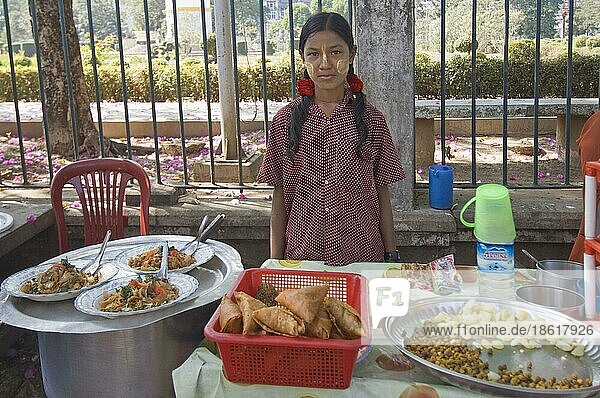 Frau verkauft Speisen  Yangon  Burma  Myanmar  Rangun  Asien