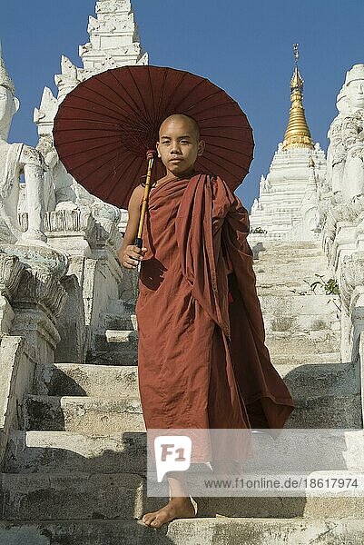 Junger buddhistischer Mönch mit Sonnenschirm  Set-Taw-Ya-Pagode  Mingun  Burma  Myanmar  Settawya-Pagode  Asien
