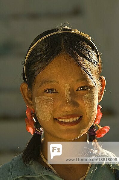 Junge Burmesin mit Thanaka-Paste im Gesicht  Amarapura  Burma  Myanmar  Gesichtsbemalung  Asien