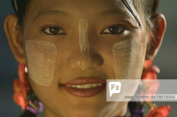 Junge Burmesin mit Thanaka-Paste im Gesicht  Amarapura  Burma  Myanmar  Geischtsbemalung  Asien