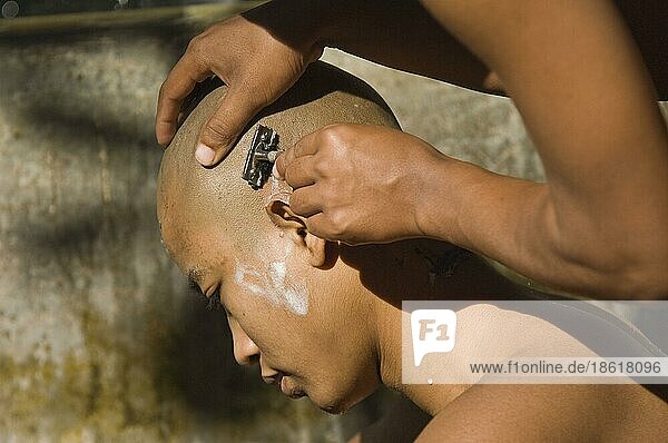 Buddhistische Mönche rasieren den Kopf  Mahagandayon-Kloster  Amarapura  Burma  Myanmar  Asien