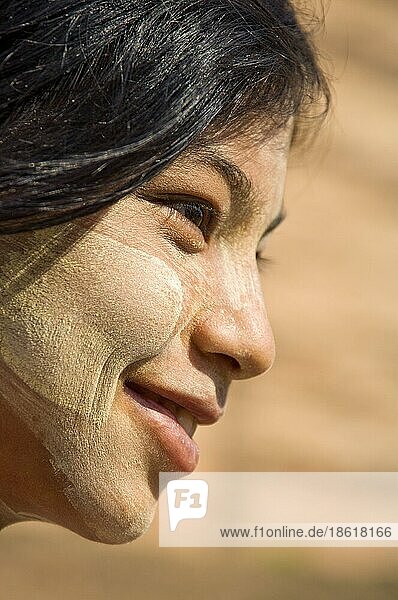 Junge Burmesin mit Thanaka-Paste im Gesicht  Mingun  Burma  Myanmar  Gesichtsbemalung  Asien