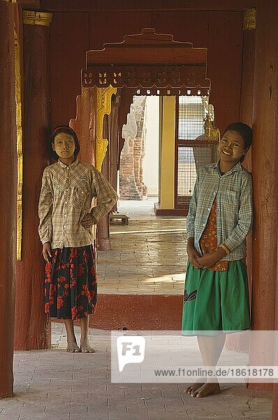Junge Mädchen in der Shwezigon-Pagode  Bagan  Birma  Pagan  Myanmar  Asien