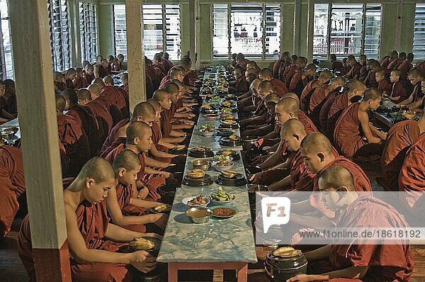 Buddhistische Mönche essen im Refektorium  Mahagandayon-Kloster  Amarapura  Burma  Myanmar  Asien