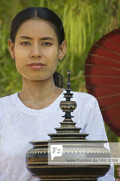 Birmanische Frau  Bagan  Birma  Pagan  Myanmar  Asien