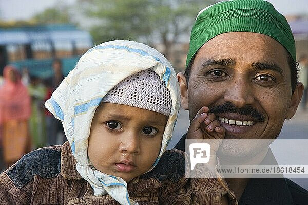 Indischer Mann mit Kind  Fatehpur Sikri  Uttar Pradesh  Indien  Asien