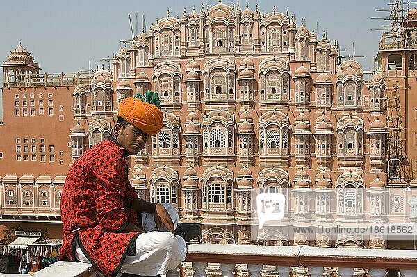 Junger Inder in traditioneller Kleidung  Hawa Mahal  Palast der Winde  Jaipur  Rajasthan  Indien  Turban  Asien