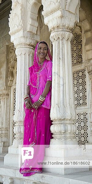 Indische Frau  Jaswant Thada-Denkmal  Denkmal aus weißem Marmor zur Erinnerung an Jaswant Singh II  Jodhpur  Rajasthan  Indien  Mausoleum  Asien