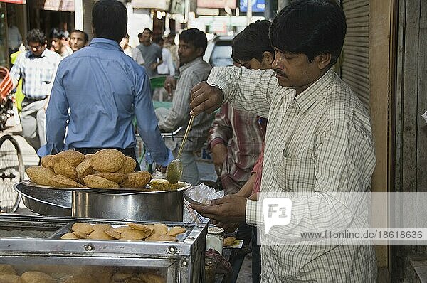 Inder verkauft Essen  Chandni Chowk Basar  Delhi  Indien  Asien
